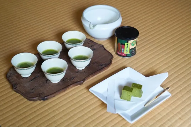 京都：畳に並ぶお茶と茶菓子
