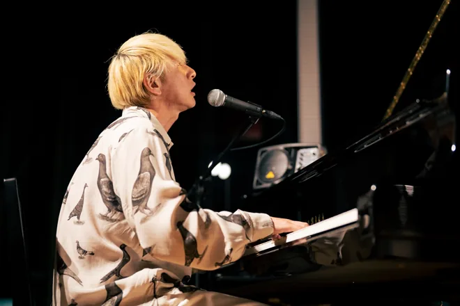 長崎：ピアノを弾きながら歌う出演者