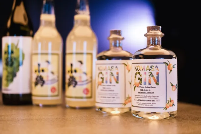 東京：カウンターに並ぶ焼酎のボトル