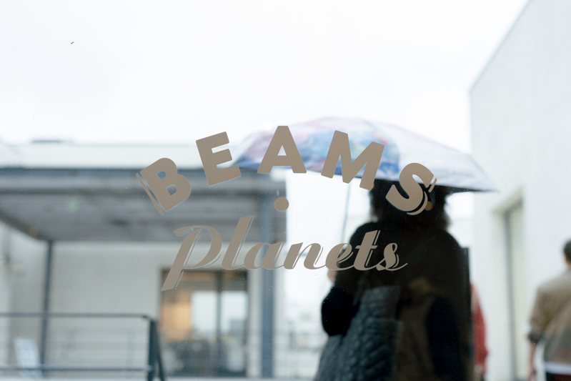 TOKUBAN 下北沢：雨の向こうに見えるBEAMS Planetsの窓