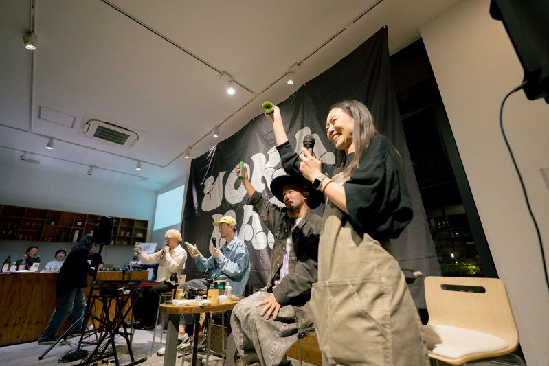TOKUBAN 下北沢：マイクを手に話す出演者と来場者