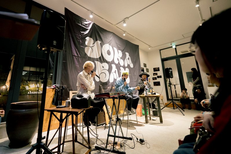 来場者と出演者が集まるBEAMS Planets Shimokitazawaの会場全景