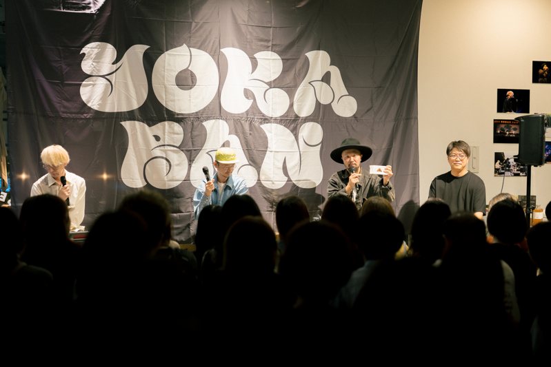 TOKUBAN 下北沢：YOKABANの幕を背に話す出演者たち