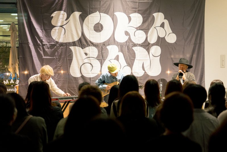 TOKUBAN 下北沢：来場者に囲まれたライブ演奏