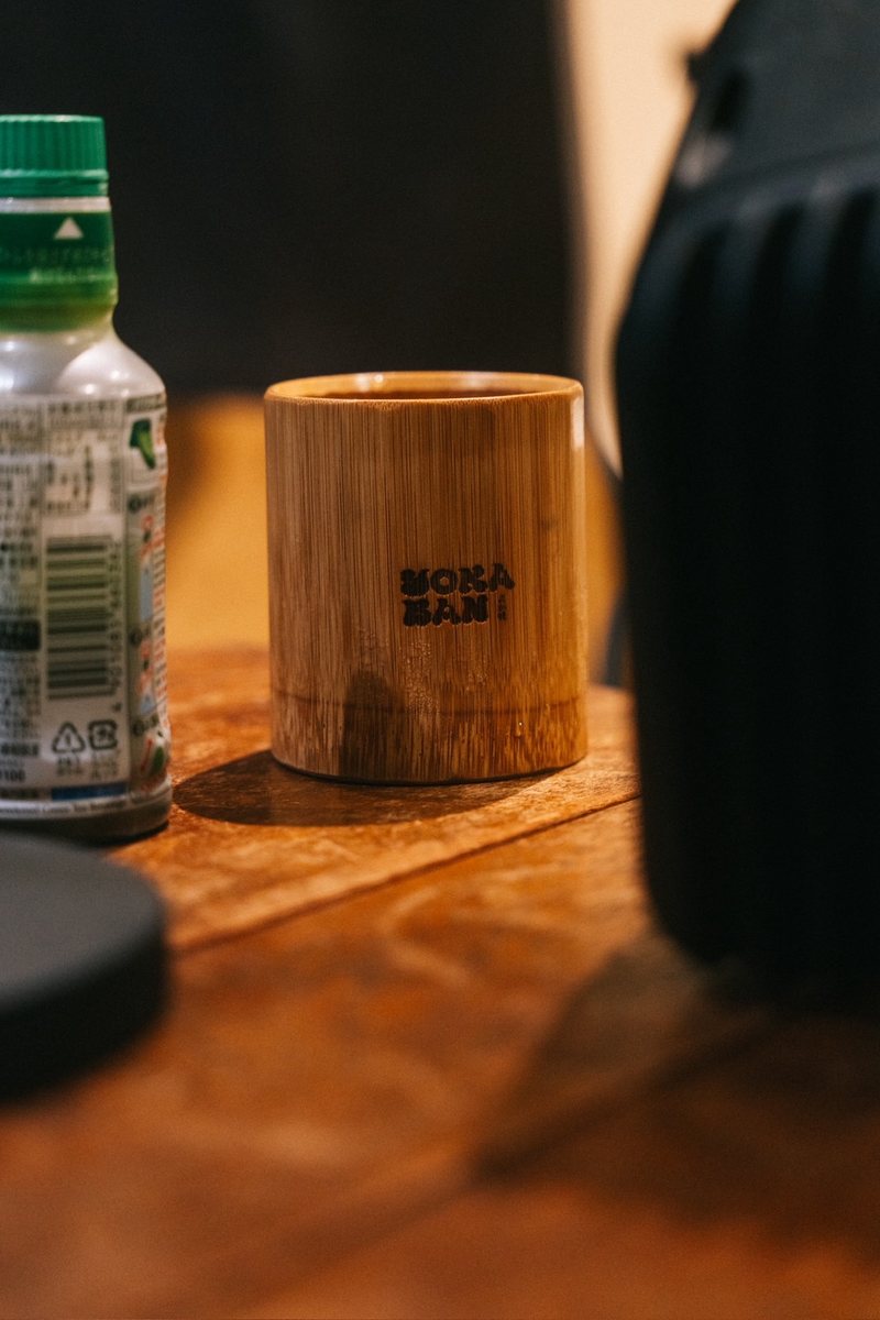 TOKUBAN 下北沢：YOKABANのロゴ入り竹カップとお茶のボトル