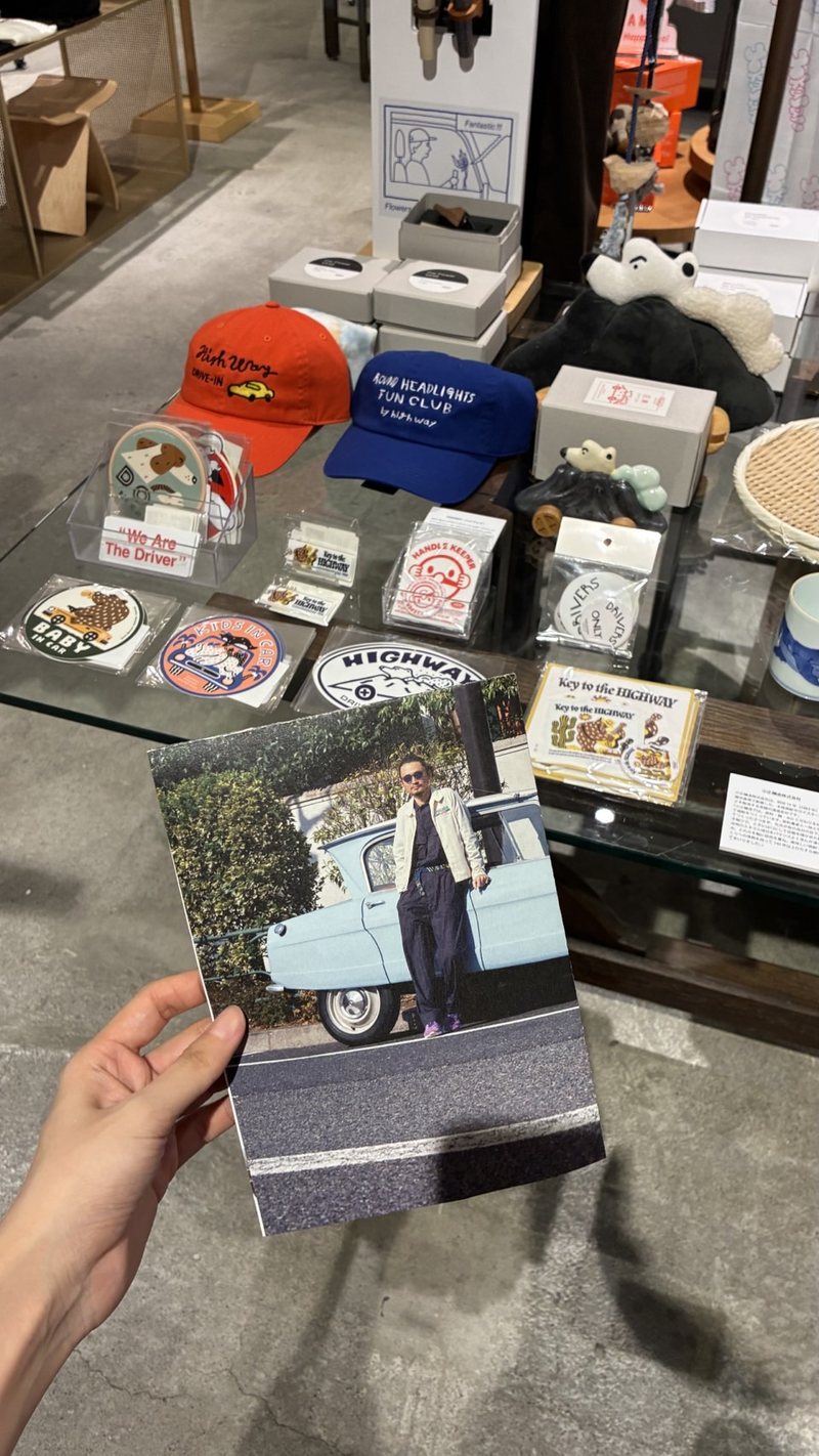 TOKUBAN 下北沢：キャップやステッカーが並ぶ売り場と手に持った写真