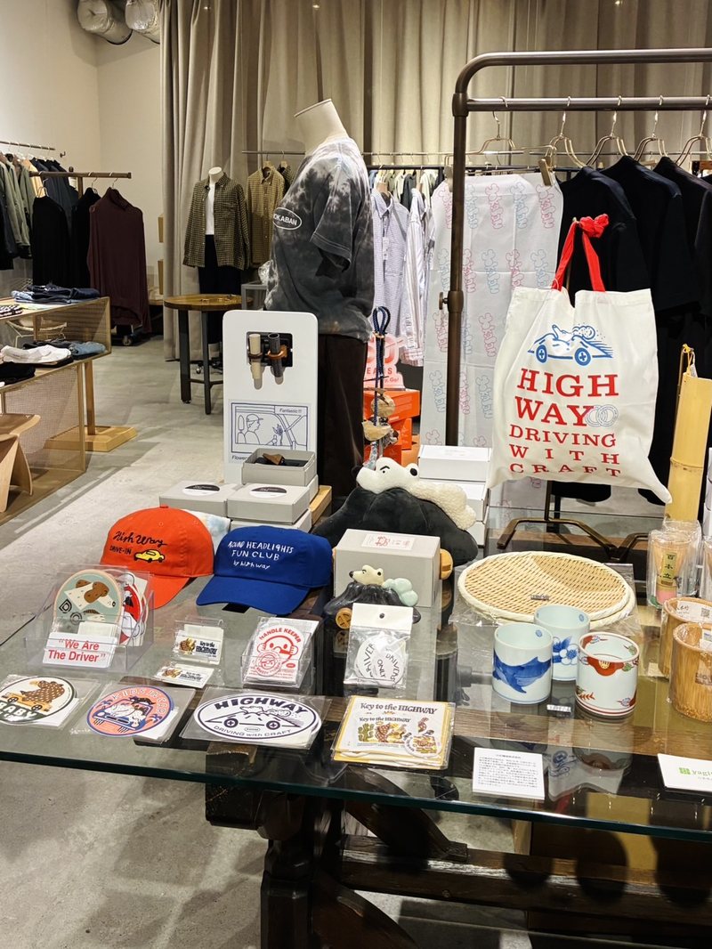 TOKUBAN 下北沢：衣類やバッグ、雑貨が並ぶ店内