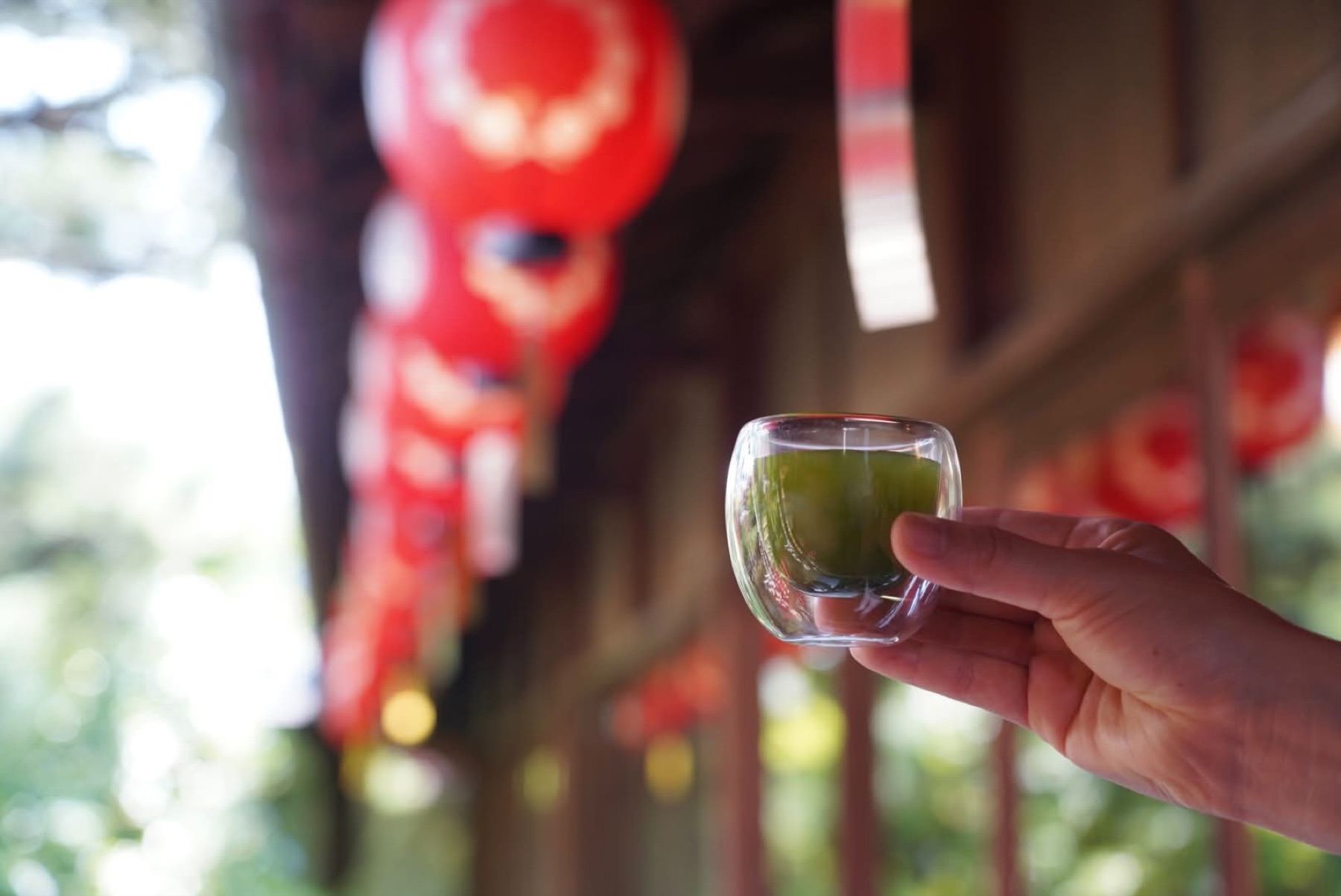 提灯の下でお茶を手にする様子