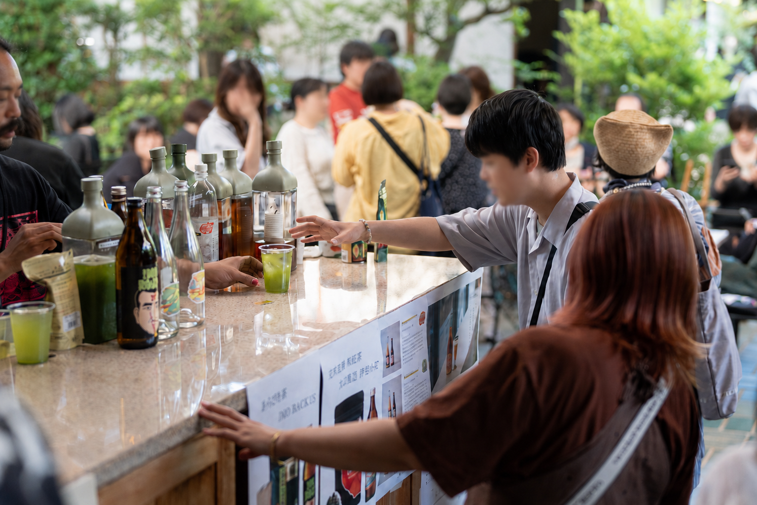 YOKABAN会場でお茶を受け取る来場者