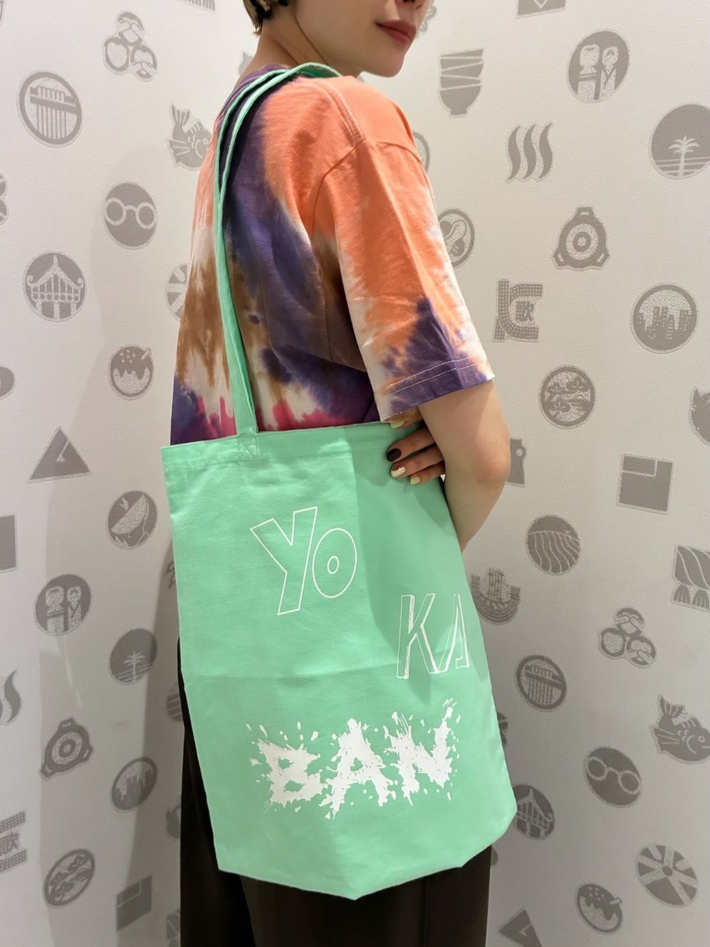 YO、KA、BANの手描き文字を配した緑色のトートバッグ